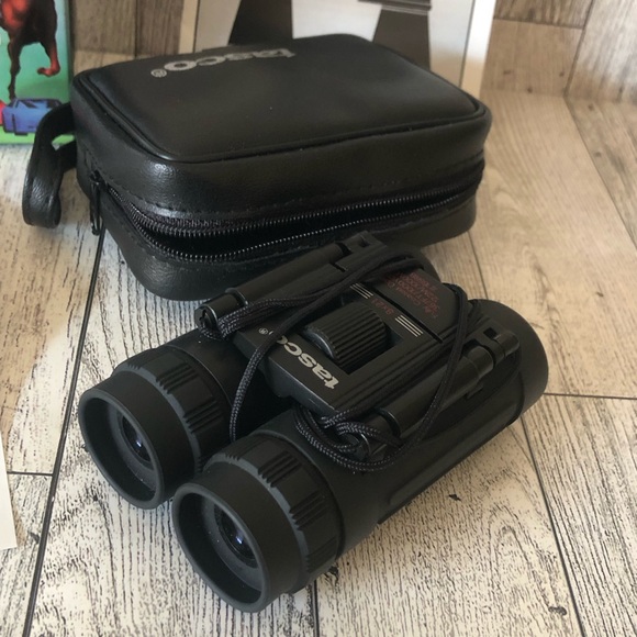 Tasco 165RB Black Compact Rubber Armored Folding Binoculars 8x21mm w/Case - Picture 3 of 11